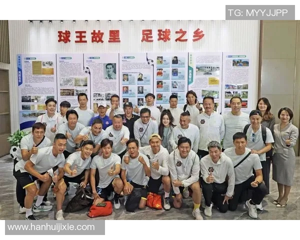 足球明星同框瞬间大集合精彩合拍图片大全展现球场魅力与友谊